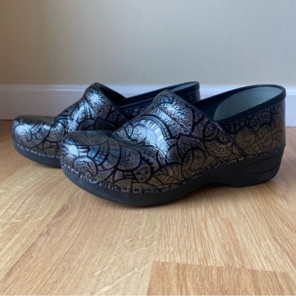 Dansko XP Stapled Antique Tooled Clogs Women's Size 41